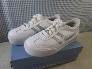 (D-3) Pair of Bongo Shoes Size 7M...