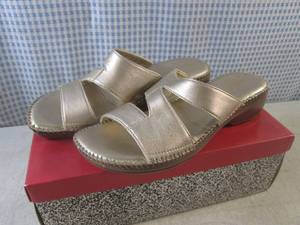 (CS) Pair of Naturalizer Gold Sanda...