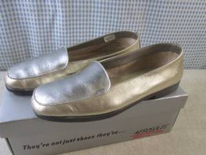 (CSB) Pair of Aerosoles 2-Tone Gold...