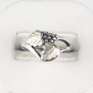 lot 102 image: Blackhills Gold Leaf Tri-Tone Sterling Silver Ring. Size 6 - 6.25.