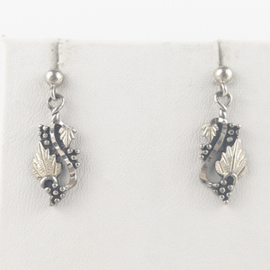 lot 166 image: Wheeler Manufacturing  Grape & Leaf Vine Sterling Silver Dangle Earrings .