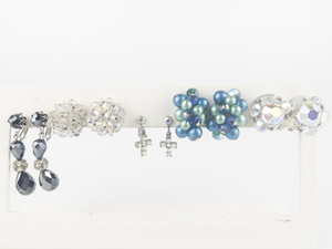 lot 181 image: Group of 5  Bead & Rhinestone Gold & Silver Tone Base Metal Non-Pierced Earrings.