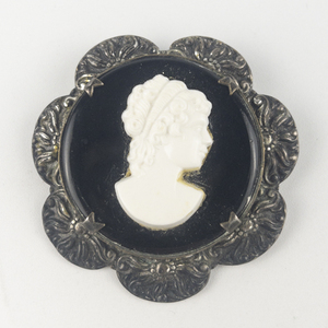 lot 198 image: Large Cameo With Ornate Embellishments Silver Tone Base Metal Brooch .