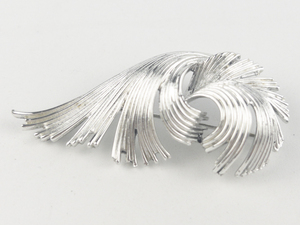 lot 217 image: Lisner Silver Tone Base Metal Spray Brooch.