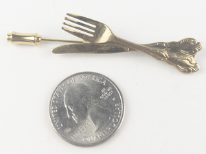 lot 220 image: Fork & Knife Gold Tone Base Metal Stick Pin With Clutch.