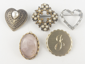 lot 225 image: Group of 5  Base Metal Brooches.