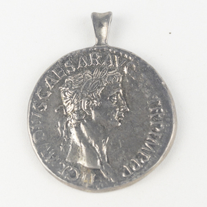 lot 229 image: Large Claudius Ceaser sterling silver coin pendant (no chain).