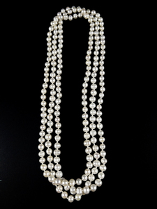 lot 334 image: Freshwater Opera Pearl Necklace. 68 In With Fabric pouch