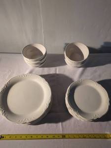 lot 24 image: 18 Piece Set White Ceramic Dinnerware Plates and Bowls Elegant Design