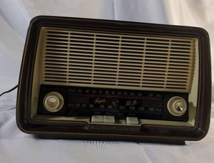 lot 65 image: Vintage Blaupunkt Ballett Typ 2500 USA Radio in Working Condition