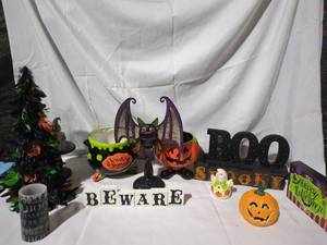 lot 111 image: Assorted Halloween Decoration Set