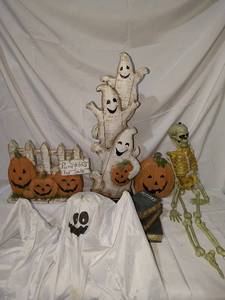 lot 114 image: Halloween Decor Set Ghosts, Pumpkins