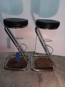 lot 74 image: Set of 2 Modern Z Frame Chrome Bar Stools with Black Seats - 30 Inch Height