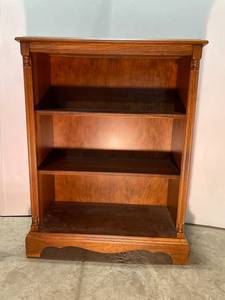 lot 80 image: Classic Wooden Bookshelf