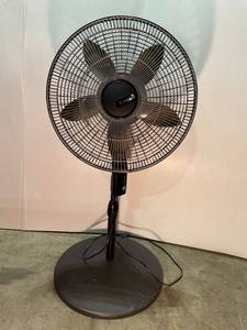 lot 81 image: Lasko Pedestal Fan