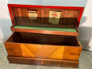 lot 82 image: Vintage Cedar Hope Chest