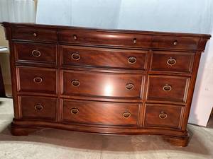 lot 89 image: Elegant Mahogany Dresser with Brass Pulls