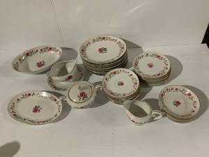 lot 100 image: Diamond China Floral Dinnerware Set Vintage Japanese Porcelain 40-Piece