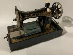 lot 108 image: Antique Singer Sewing Machine Vintage Collectors Item Ornate Design Black