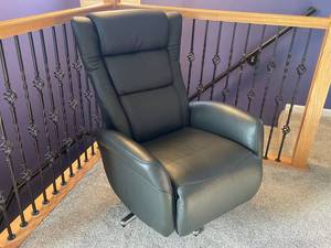 lot 9 image: Foshan Black Recliner Chair in Like New Condition