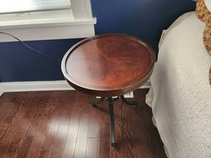 lot 64 image: Classic Round Wood Side Table