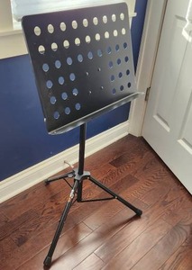 lot 74 image: Gearlux Adjustable Music Stand