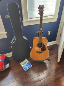lot 75 image: Yamaha FG700S Acoustic Guitar Set