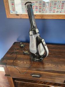 lot 78 image: Black & Decker Platinum 20V Vacuum