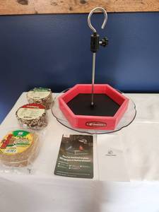 lot 83 image: Kingsyard Dome Bird Feeder Set