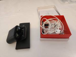 lot 113 image: Wireless & Wired Earbuds Set