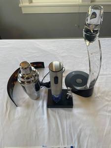 lot 127 image: Secura Wine Opener & Vinturi Aerator Set and Decorative Wine Wall Decor