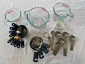 lot 133 image: Pyrex Measuring Cups & Spoon Set