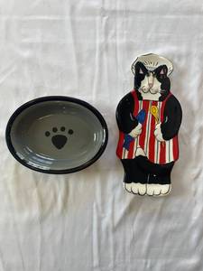 lot 134 image: Catzilla Plaque & Petrageous Dish Set