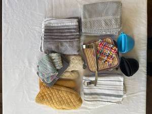 lot 136 image: Assorted Kitchen Towels & Accessories