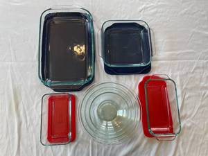 lot 149 image: Pyrex Glass Baking & Storage Set