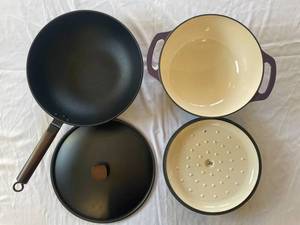 lot 151 image: Amazon Basics Cast Iron Covered Dutch Oven and Wok Pan