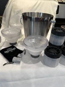 lot 159 image: Versatile Beverage Set with Ice Molds