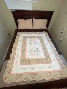 lot 254 image: Floral and Patchwork Quilts Set
