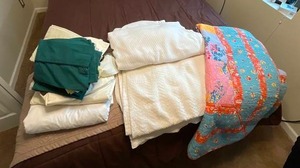 lot 256 image: Complete Bedding Set with Quilt