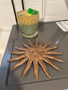 lot 264 image: Ceramic Planter and Sun Dcor Set