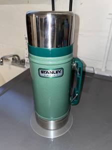 lot 285 image: Stanley Classic Vacuum Bottle