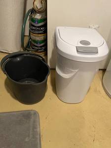 lot 286 image: White Trash Can & Black Cleaning Bucket