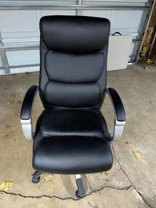 lot 304 image: Ergonomic Black Office Chair