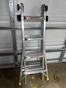 lot 344 image: Gorilla 300 lb Capacity Ladder