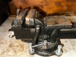 lot 365 image: Heavy-Duty Bench Vise 5 inches