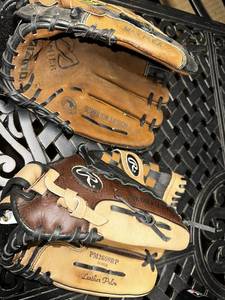 lot 377 image: Rawlings Baseball Gloves Set