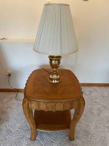 Nice End Table with 28 Lamp (Needs New Light Bulb)
