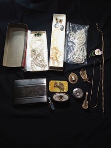 lot 35 image: Vintage jewelry and pill, powder, sewing kit boxes