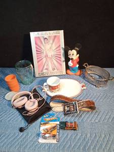 lot 27 image: Box of collectables - See details