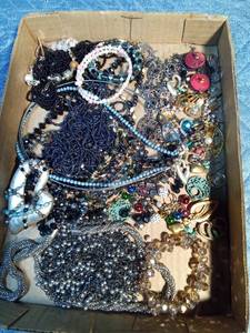 lot 28 image: Flat of jewelry